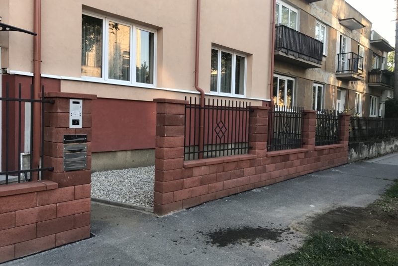 Nadstavba a oplotenie bytového domu Rázusova