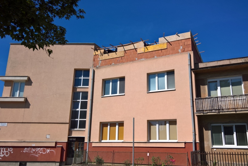 Nadstavba a oplotenie bytového domu Rázusova