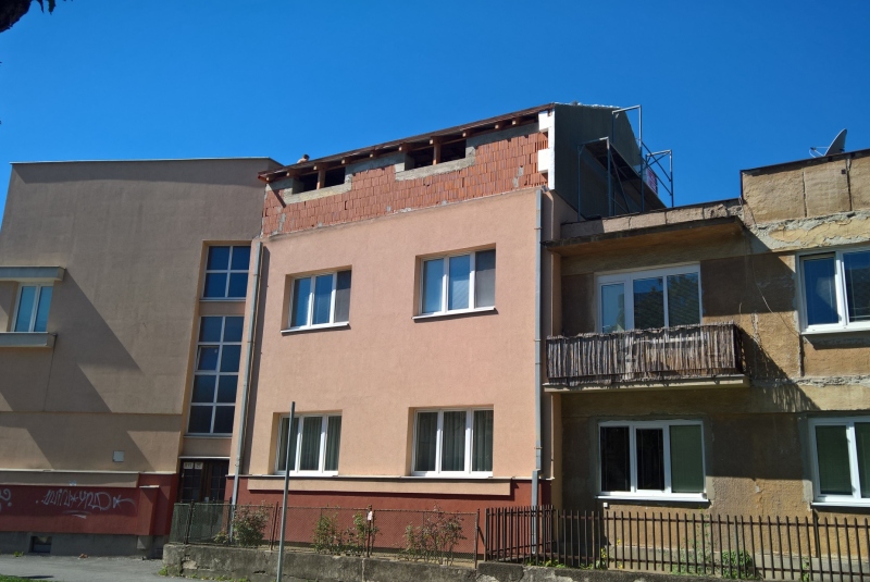 Nadstavba a oplotenie bytového domu Rázusova