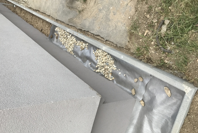 Okapové chodníky okolo bytových domov Okapové chodníky okolo bytových domov