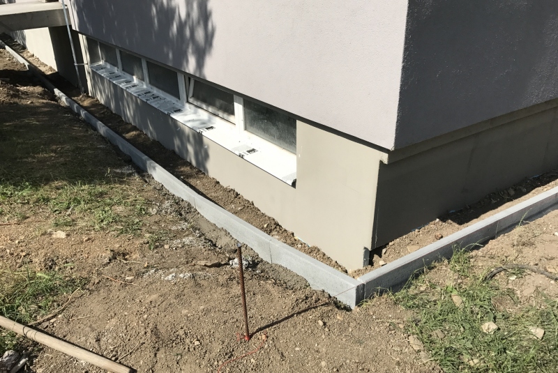 Okapové chodníky okolo bytových domov Okapové chodníky okolo bytových domov