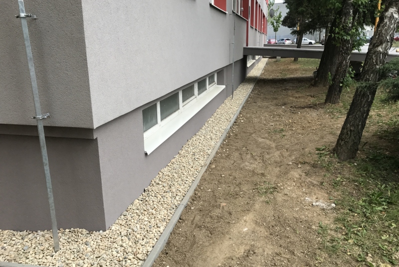 Okapové chodníky okolo bytových domov Okapové chodníky okolo bytových domov