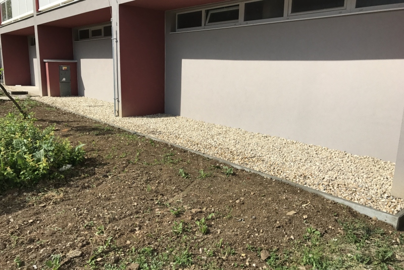 Okapové chodníky okolo bytových domov Okapové chodníky okolo bytových domov