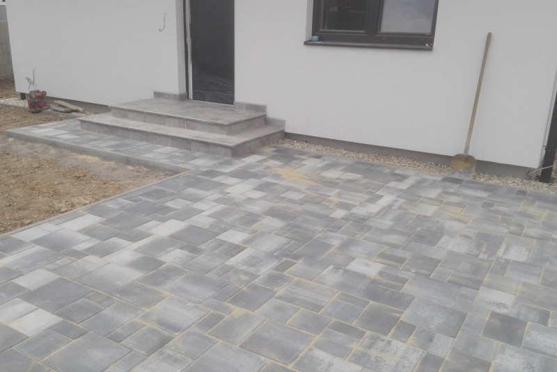 Zhotovenie zámkovej dlažby a teréne úpravy rodinný dom Barca Zhotovenie zámkovej dlažby a teréne úpravy rodinný dom Barca