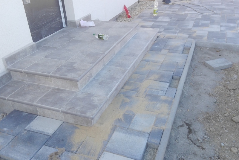 Zhotovenie zámkovej dlažby a teréne úpravy rodinný dom Barca Zhotovenie zámkovej dlažby a teréne úpravy rodinný dom Barca