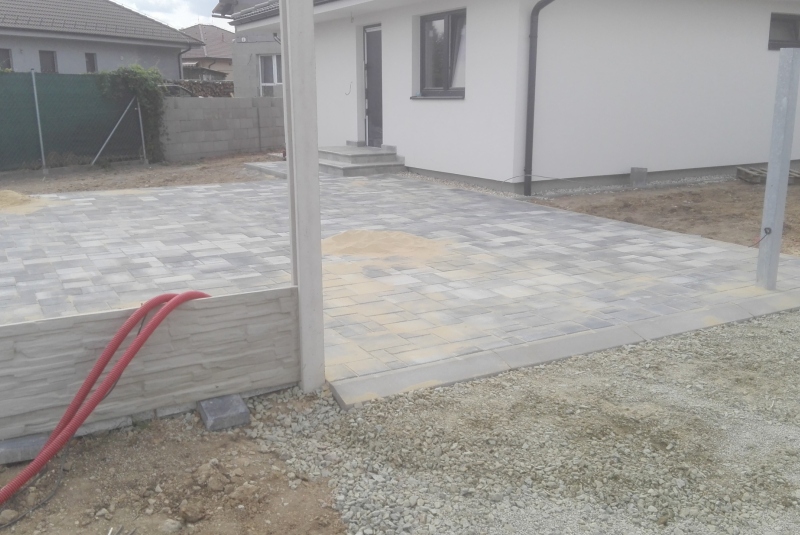 Zhotovenie zámkovej dlažby a teréne úpravy rodinný dom Barca Zhotovenie zámkovej dlažby a teréne úpravy rodinný dom Barca