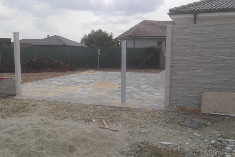 Zhotovenie zámkovej dlažby a teréne úpravy rodinný dom Barca Zhotovenie zámkovej dlažby a teréne úpravy rodinný dom Barca