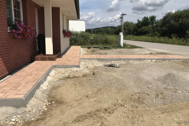 Zhotovenie zámkovej dlažby a teréne úpravy rodinný dom Krásna nad Hornádom